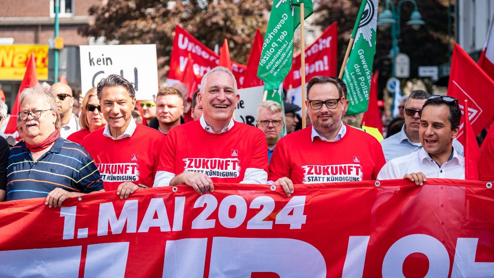 Jürgen Kerner (Mitte) im Demonstrationszug zum 1. Mai durch Duisburg