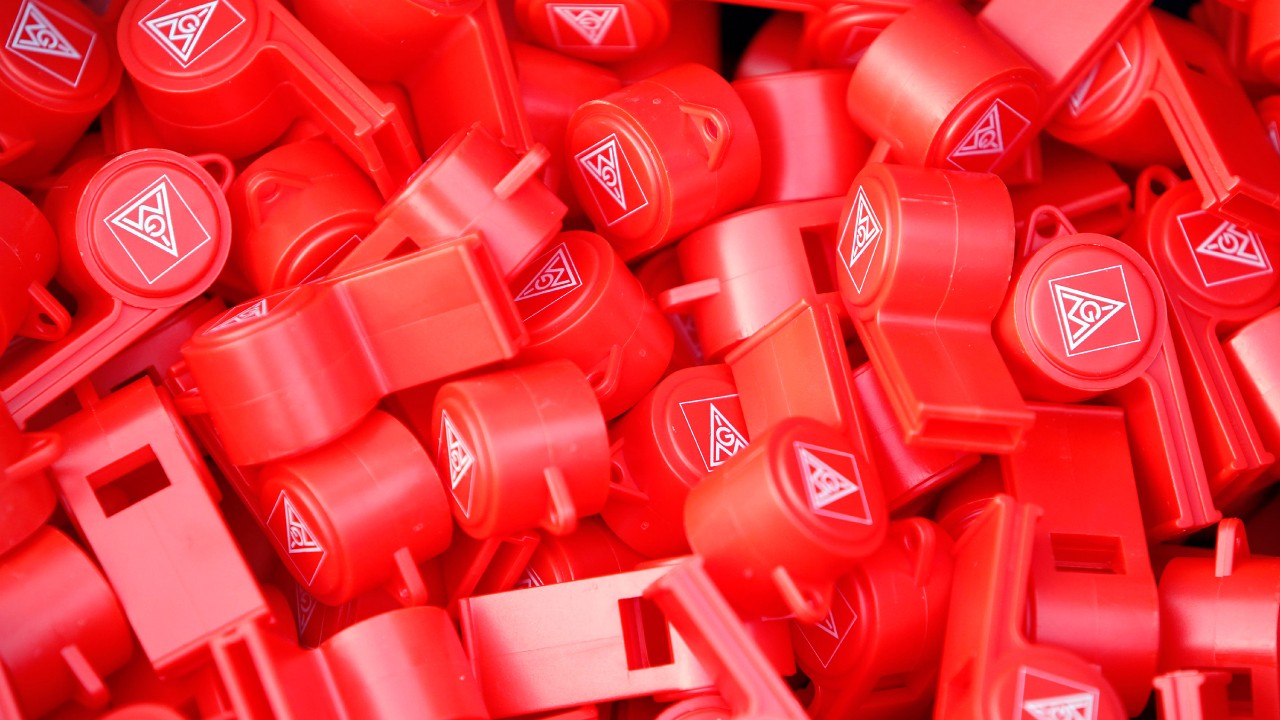 Viele rote Trillerpfeifen mit dem Logo der IG Metall test.