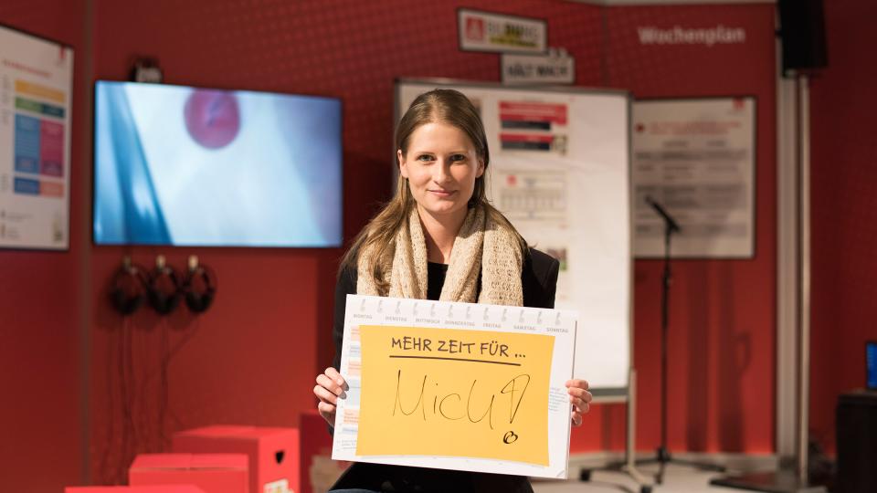 Kampagne, Frau mit Schild Mehr Zeit für ..., 