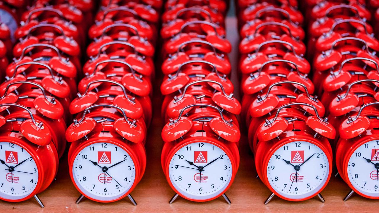 Viele rote Wecker.