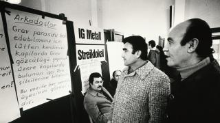 Zwei Männer in einem IG Metall Streiklokal