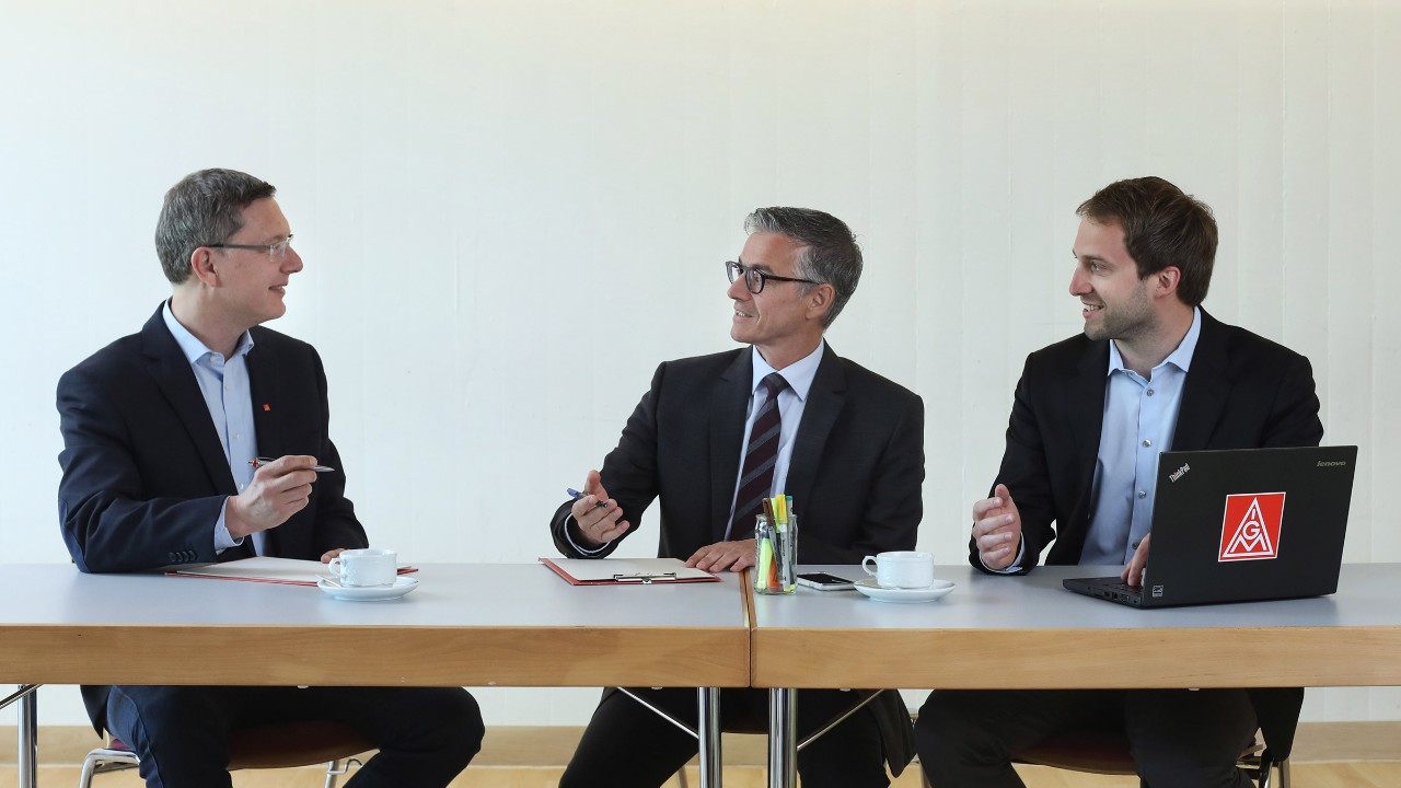 Drei IG Metall Mitarbeiter haben eine Besprechung