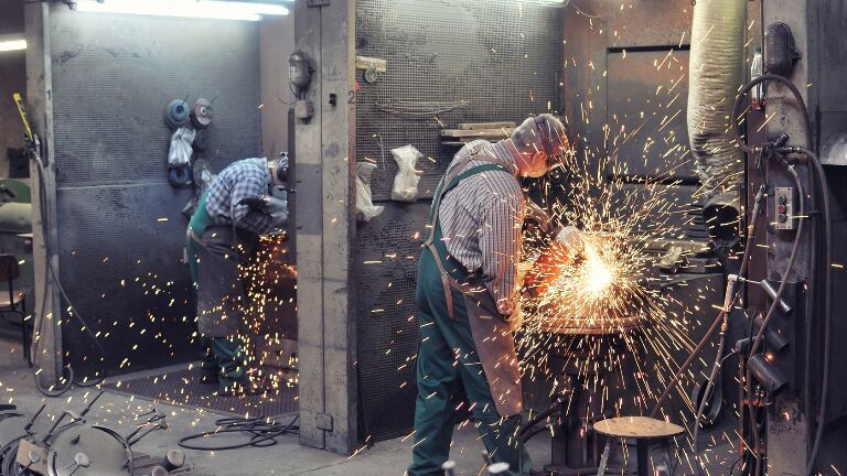 Arbeiter mit einer Flex.