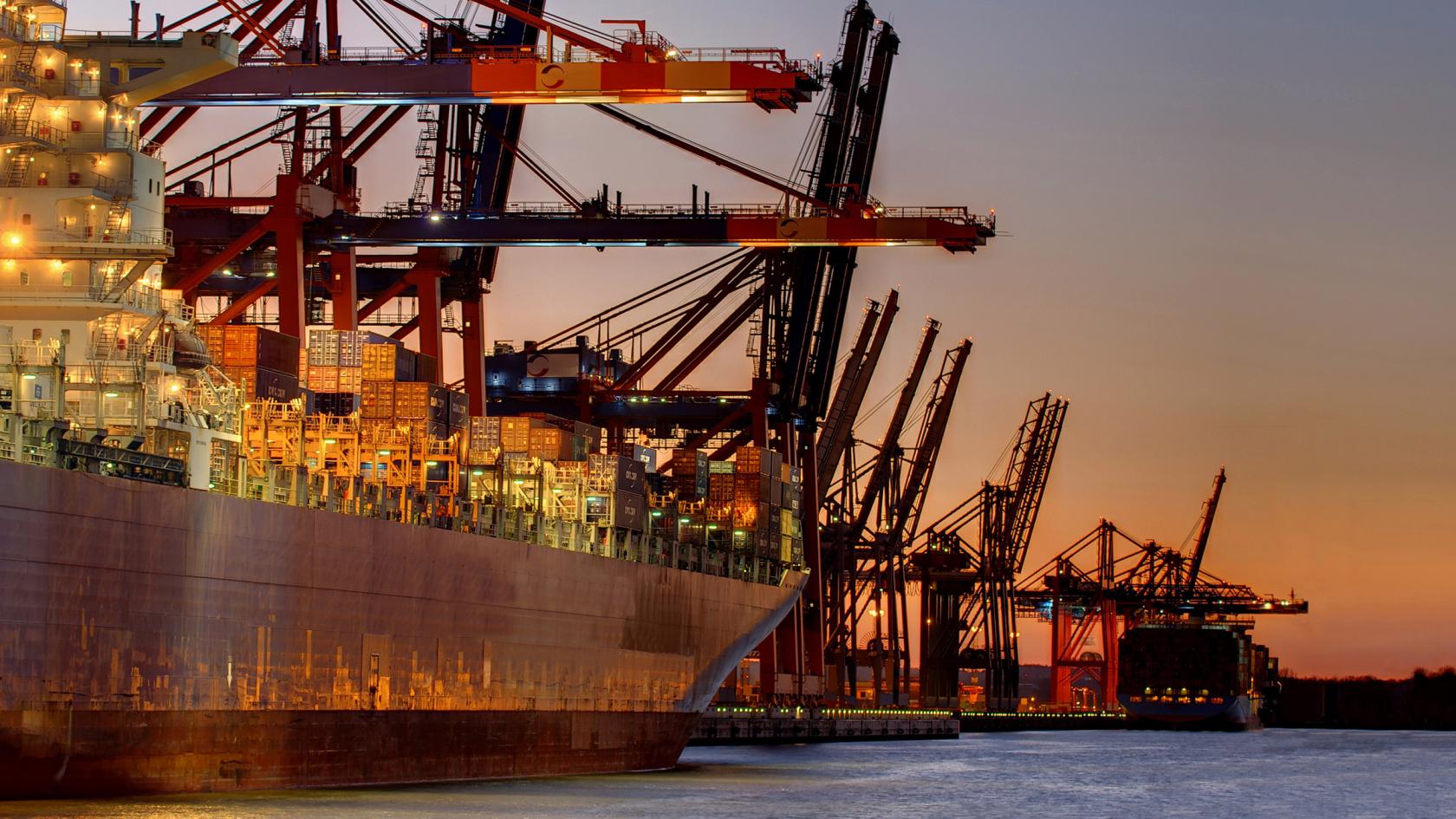 Containerschiffe werden im Hafen beladen