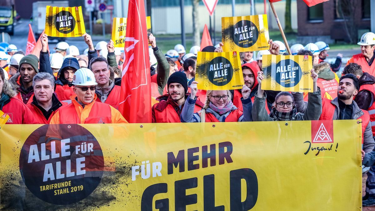Stahlwerker von Thyssenkrupp demonstrieren am 5. Februar 2019 in Dortmund für ihre Tarifforderung