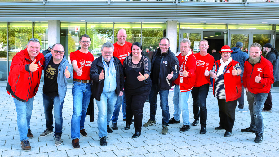 Elf auf einen Streich: Die Vertrauenskörperleiter und -leiterinnen stehen zusammen.