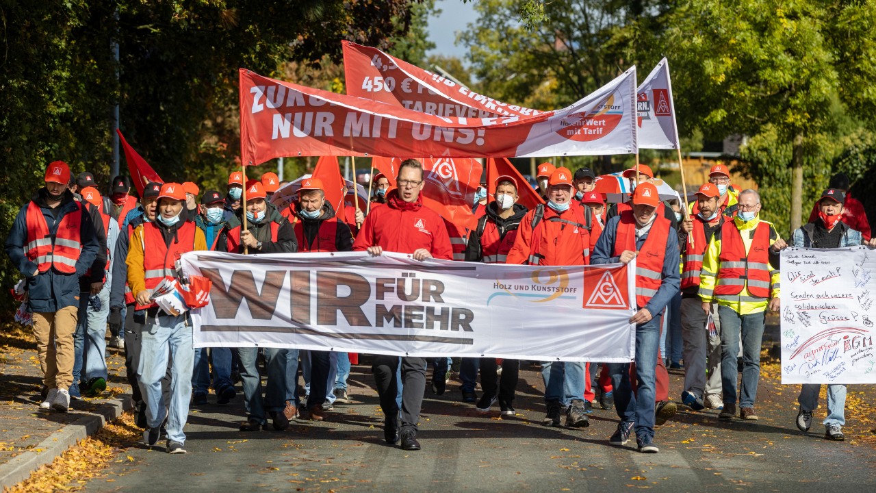 Warnstreik am 15. Oktober 2021 der IG Metall Oldenburg/Wilhelmshaven bei Berry Bramlage GmbH am Unternehmenssitz in Lohne.