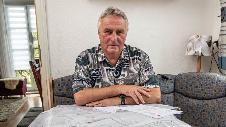 Für die metallzeitung hat Jürgen Lanzenberger seine Prozessunterlagen auf dem Küchentisch ausgebreitet.