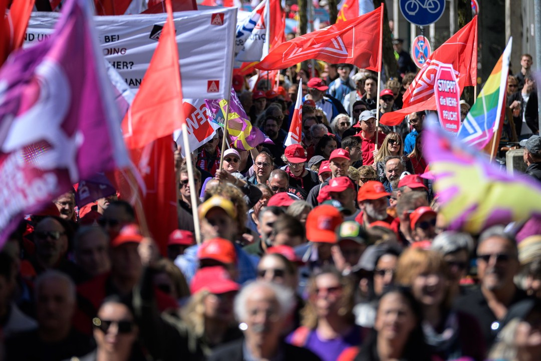 „Erst unsere Jobs, dann eure Profite“ – unter diesem Motto rufen Gewerkschaften 2026 wie hier in München zum 1. Mai auf.