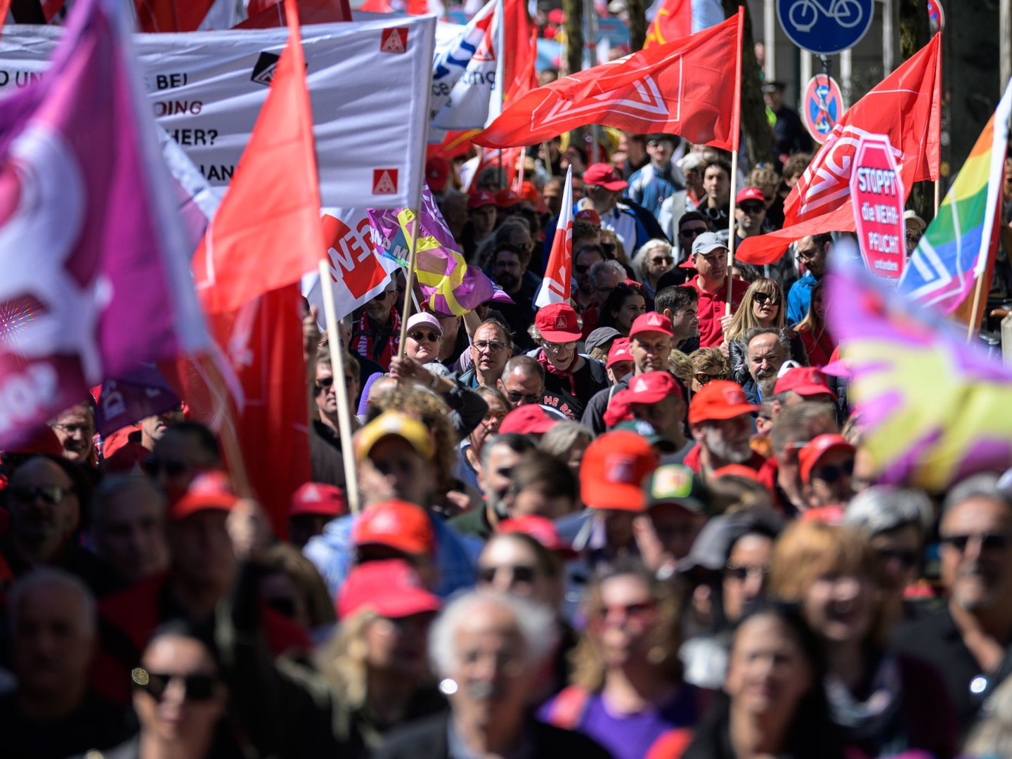 „Erst unsere Jobs, dann eure Profite“ – unter diesem Motto rufen Gewerkschaften 2026 wie hier in München zum 1. Mai auf.