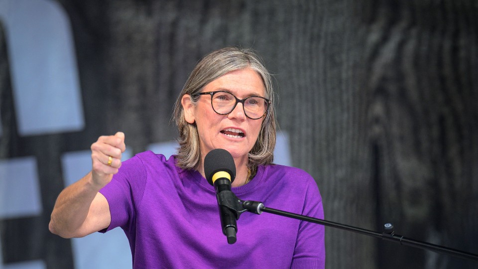 Christiane Benner beim 1. Mai 2026 in M&uuml;nchen: „Erst unsere Jobs, dann eure Profite“