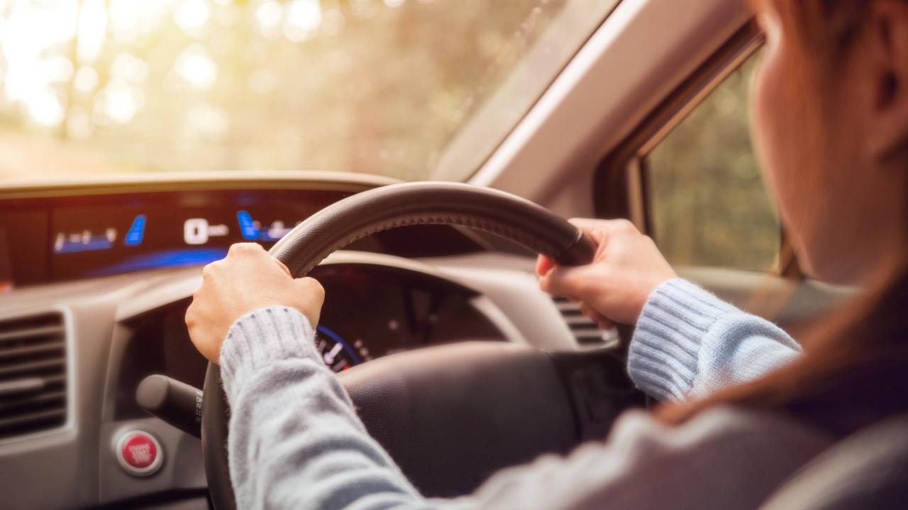 Eine Frau, die Auto fährt. 