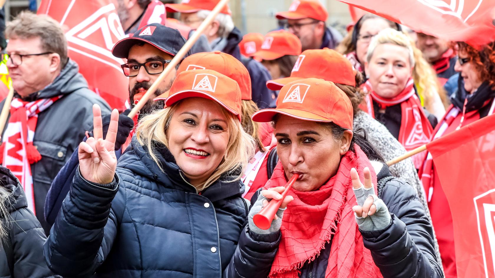 Zwei Frauen auf dem Warnstreik der Textiler in Bielefeld