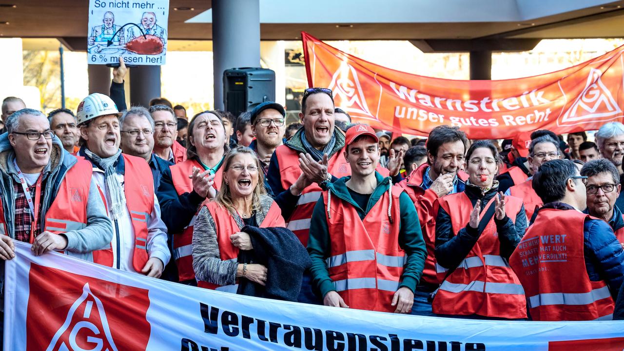 Demo auf der Stahl-Tarifrunde in Düsseldorf