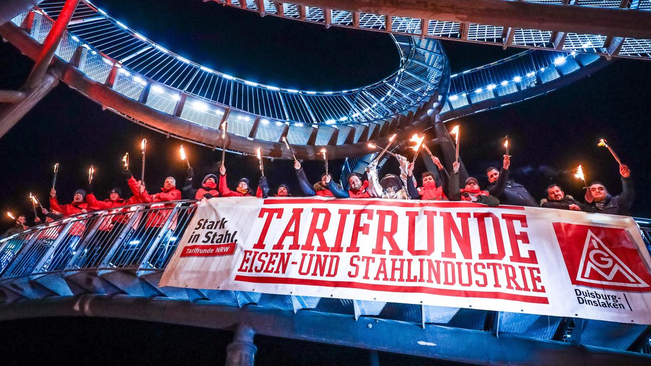 Fackellauf in Duisburg um Mitternacht direkt nach Ablauf der Friedenspflicht