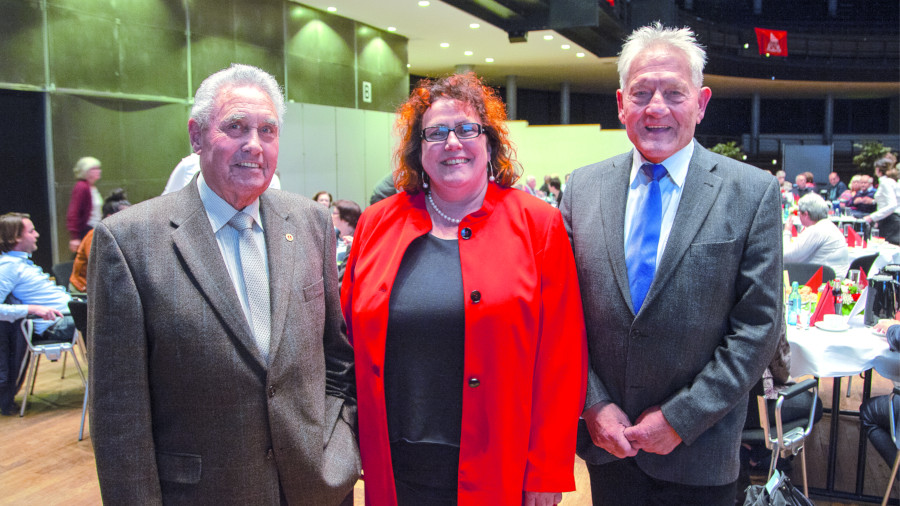 Ute Herkströter mit den Jubilaren Werner Dopheide (l.), ehemaliger Erster Bevollmächtigter und 70 JahreMitglied und Heinz Hecht (r.) ehemaliger Gewerkschaftssekretär und 60 Jahre Mitglied