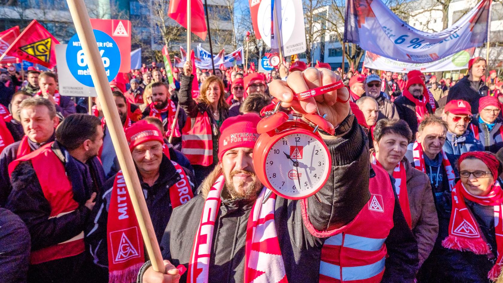IG Metall Warnstreik Demo und Kundgebung in Stuttgart Feuerbach