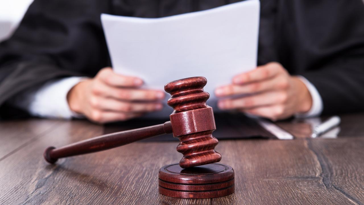 Richter hält Dokumente