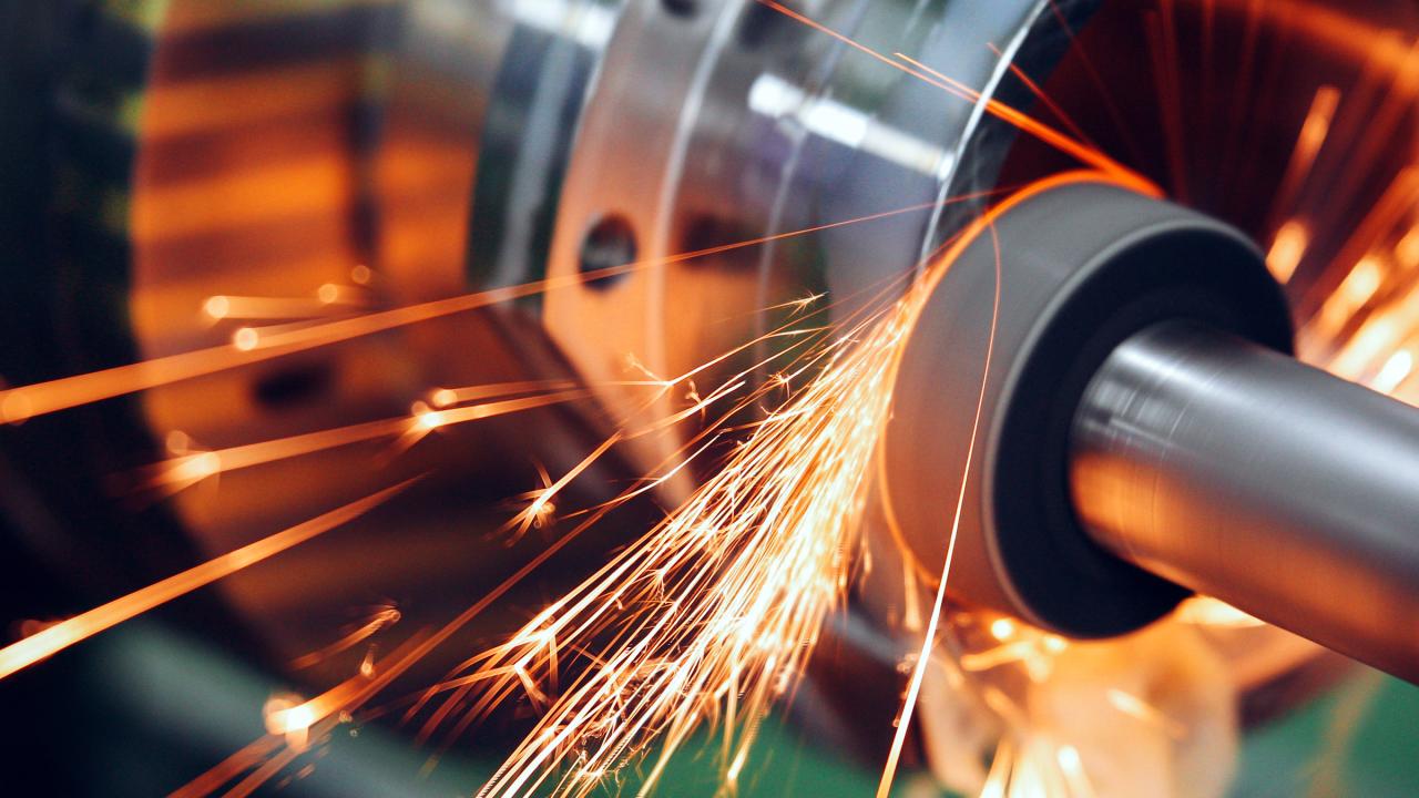 Funken fliegen beim Schleifen. Bearbeitung von Metall