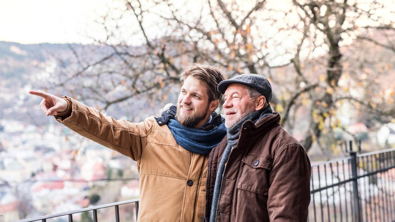 Senior Vater und sein Sohn bei einem Spaziergang