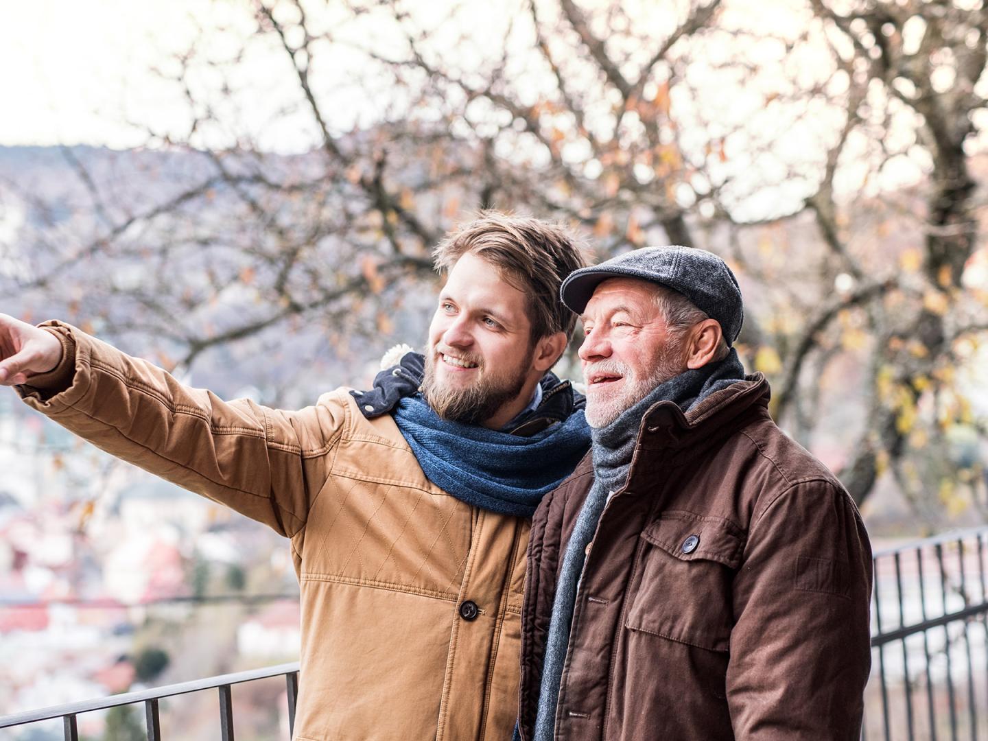 Senior Vater und sein Sohn bei einem Spaziergang
