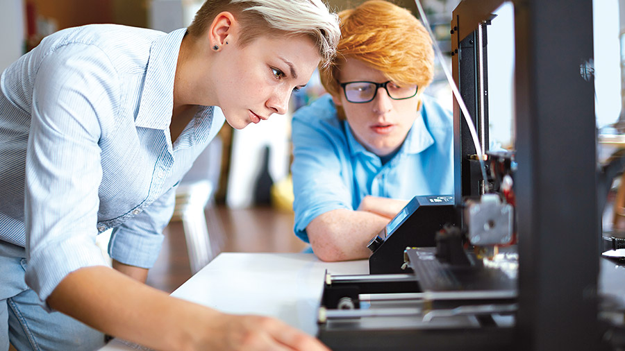 Immer mehr Unternehmen setzen 3-D-Drucker ganz selbstverständlich im Alltag ein. So lernen Auszubildende die Technologie früh kennen.