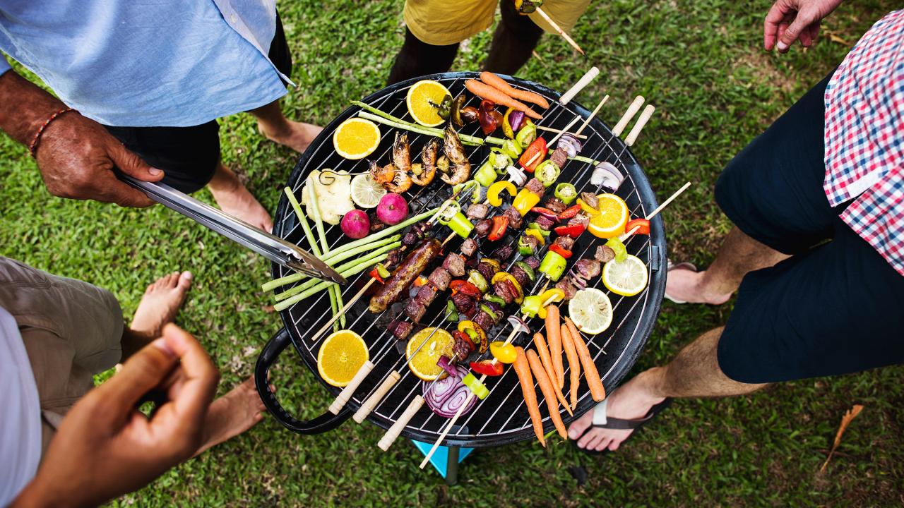 Jugendliche genießen zusammen eine Grillparty
