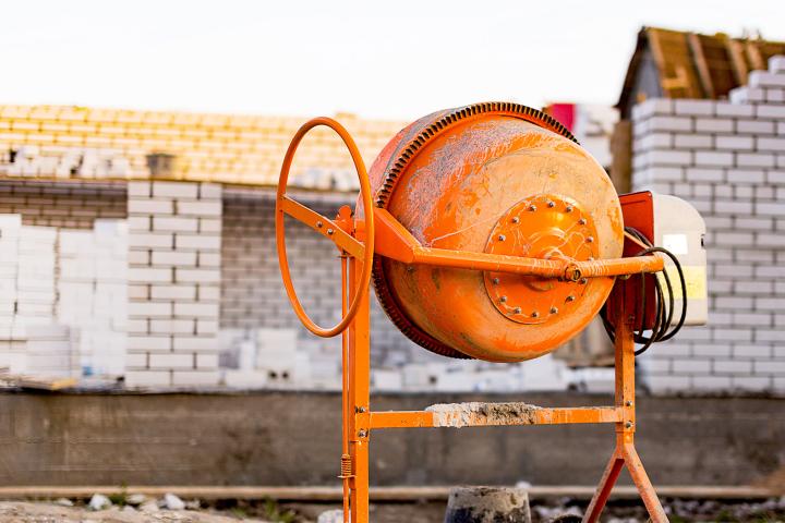Betonmischmaschine auf einer Baustelle