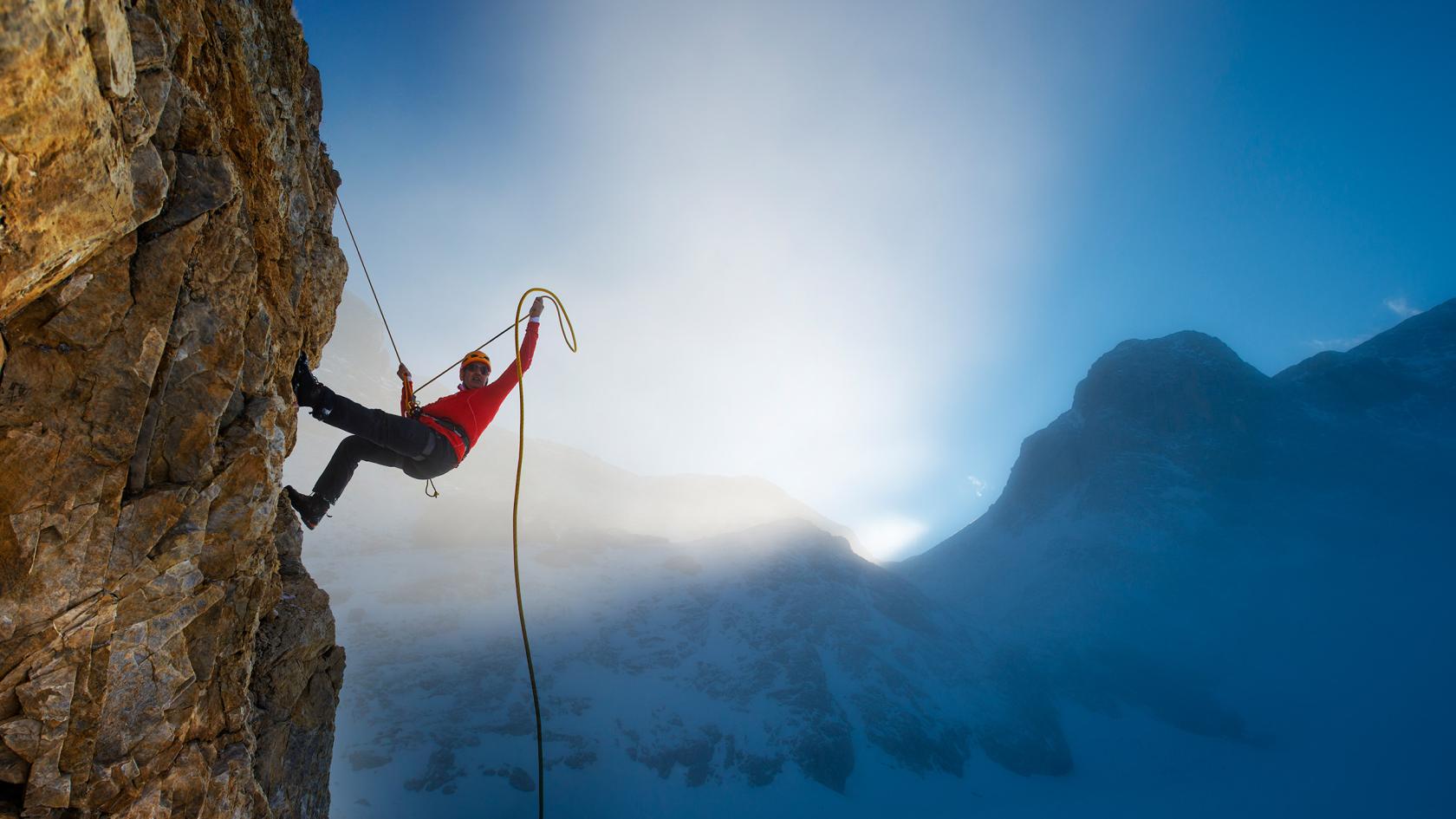 Extremsport: Mann klettert am Berg