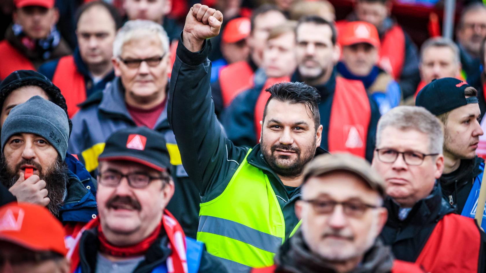 Ein Mann auf einer Demonstration reckt die geballte Faust in die Luft.