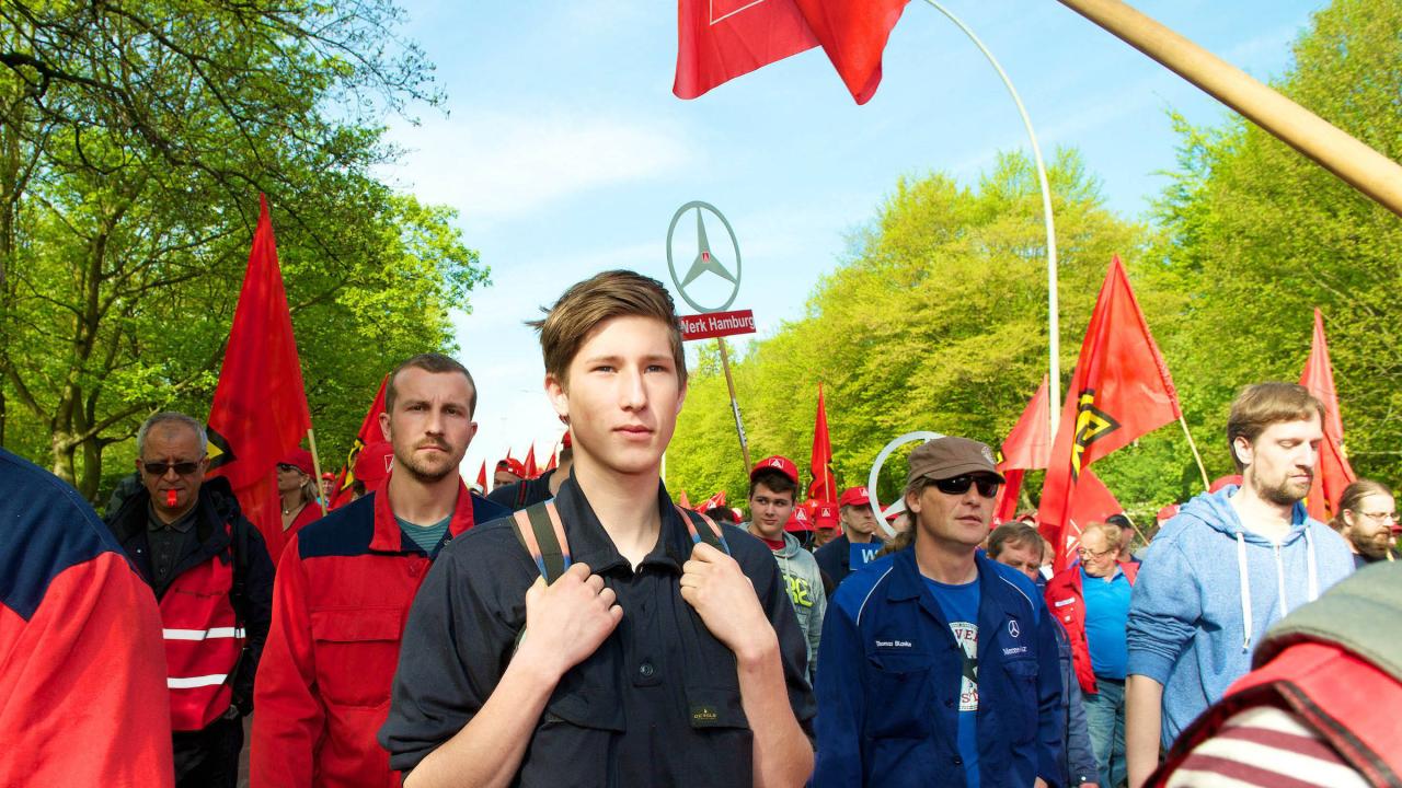 Ein junger Mann bei einer Kundgebung.