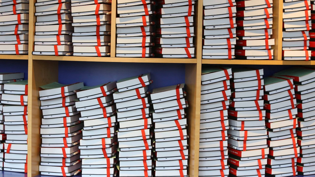 Bücher gestapelt in einem Regal