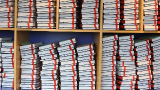 Bücher gestapelt in einem Regal