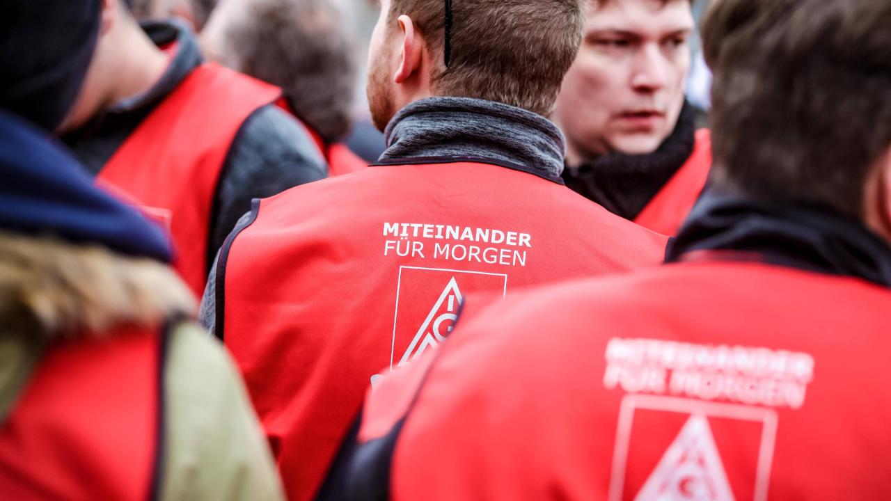 Ein Mann mit einer roten Weste, auf der 