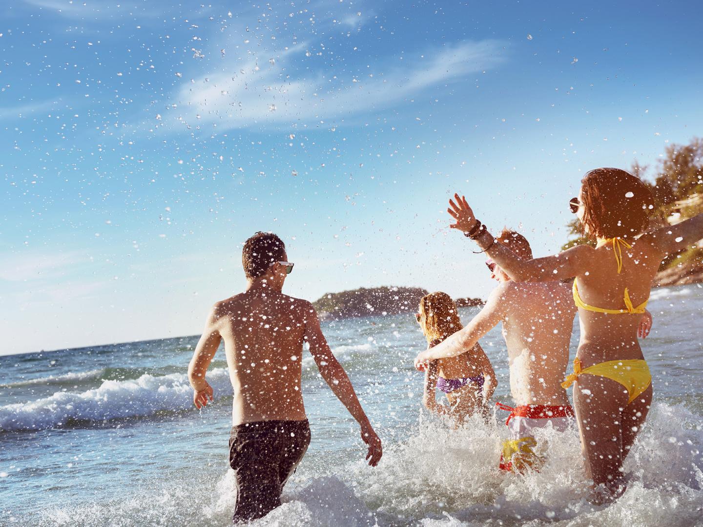 Freunde machen Urlaub am Meer