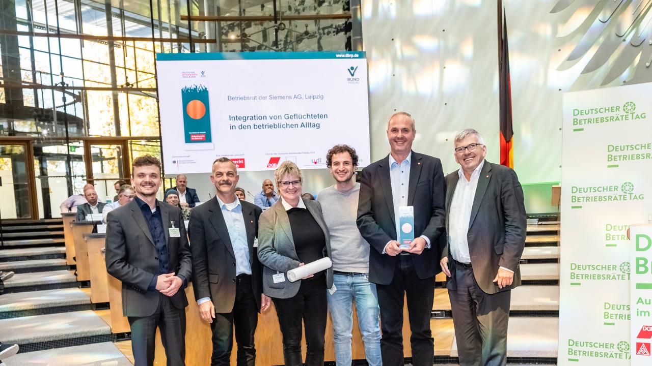 Strahlende Preisträger für innovative Projekte auf dem Betriebsräte-Tag in Bonn