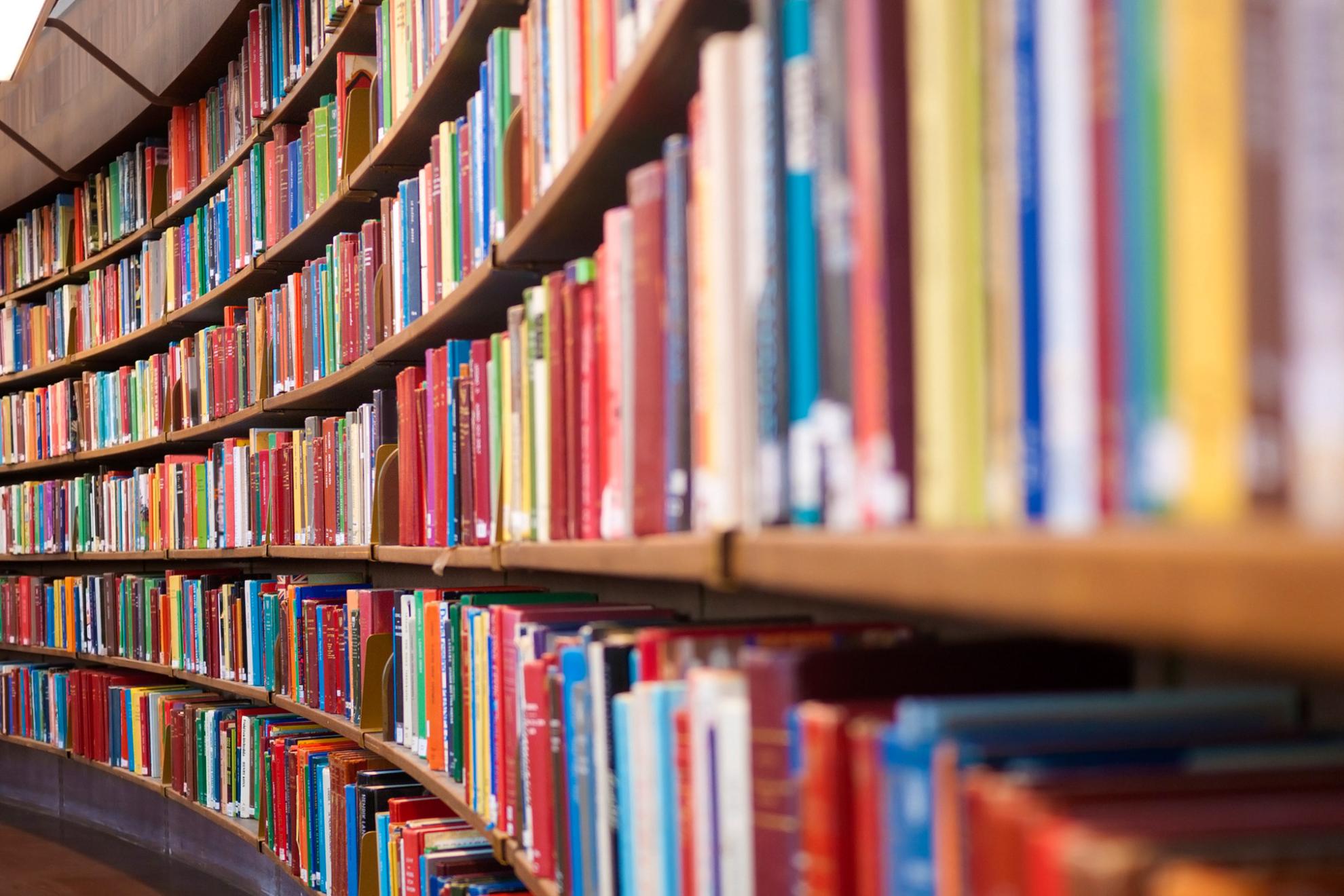B&uuml;cherregale in einer Bibliothek
