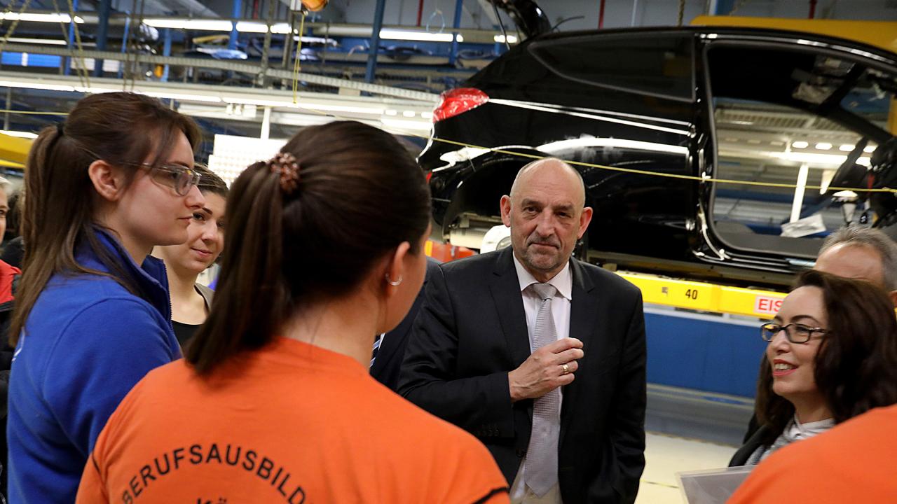 Detlef Scheele im Gespräch mit Auszubildenden bei Ford