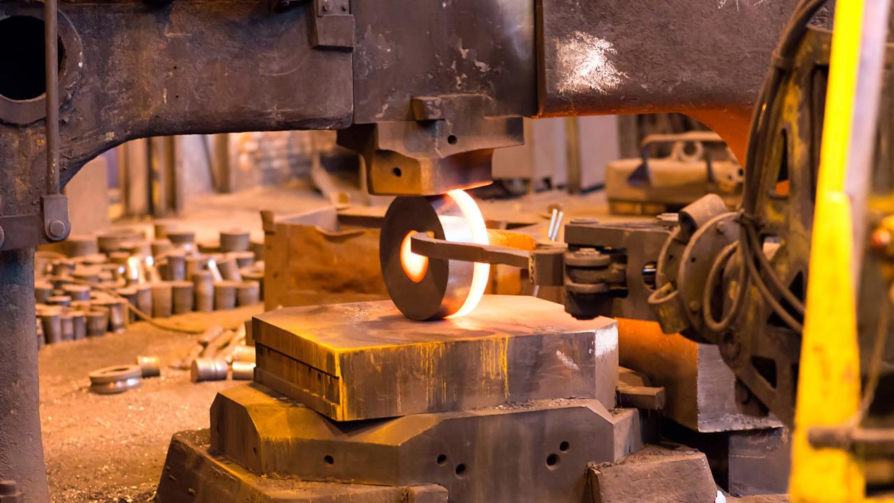 Industrielle Fertigung von Wellen für die Schwerindustrie.