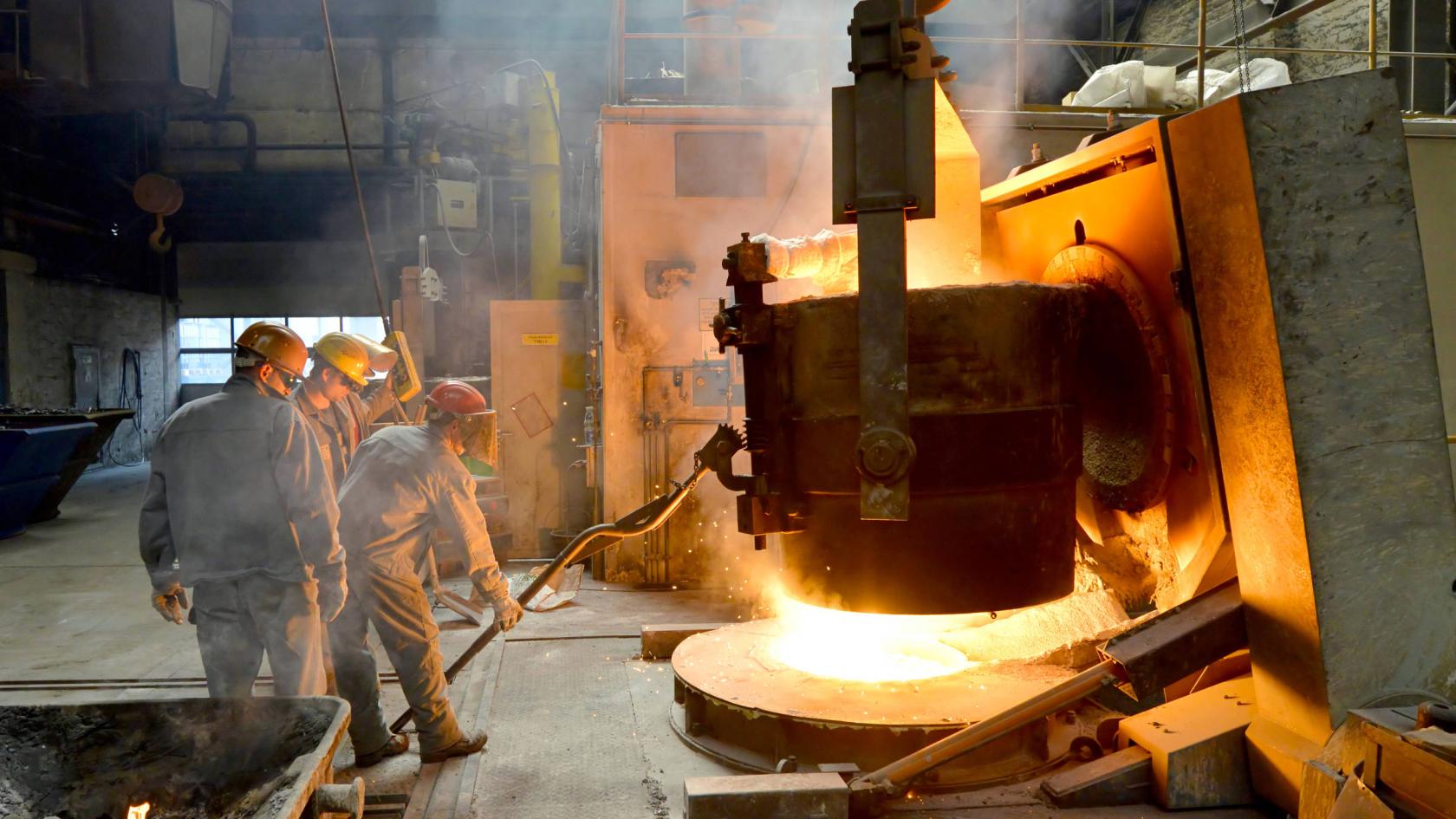 Eine Gruppe Beschäftigte in einem Betrieb zur Herstellung metallsicher Teile.