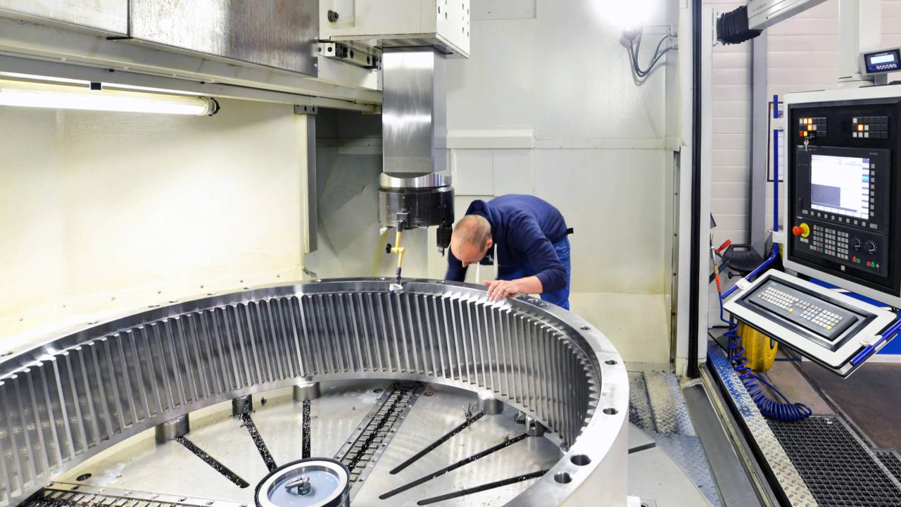 Ein Mann in einem Betrieb zur Produktion von Getrieben für Windkraftanlagen.