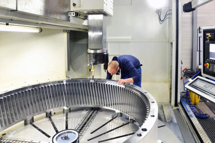 Ein Mann in einem Betrieb zur Produktion von Getrieben für Windkraftanlagen.