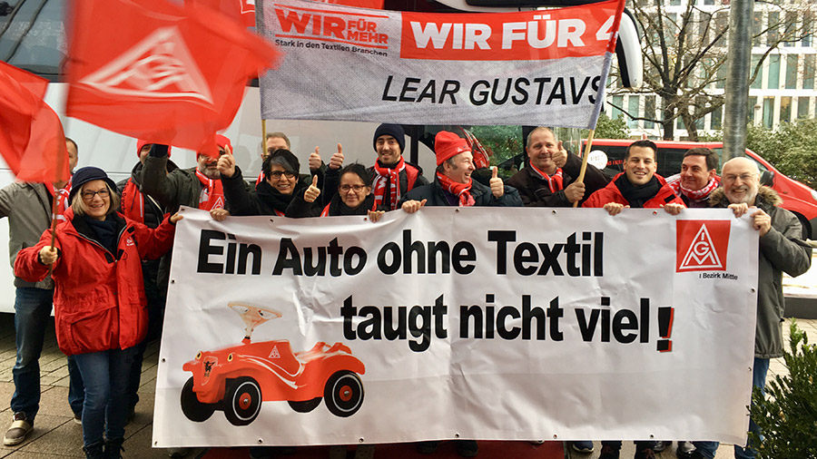 Die Beschäftigten des Autositzherstellers Lear demonstrieren bei der Tarifverhandlung in Darmstadt für die Forderung der IG Metall