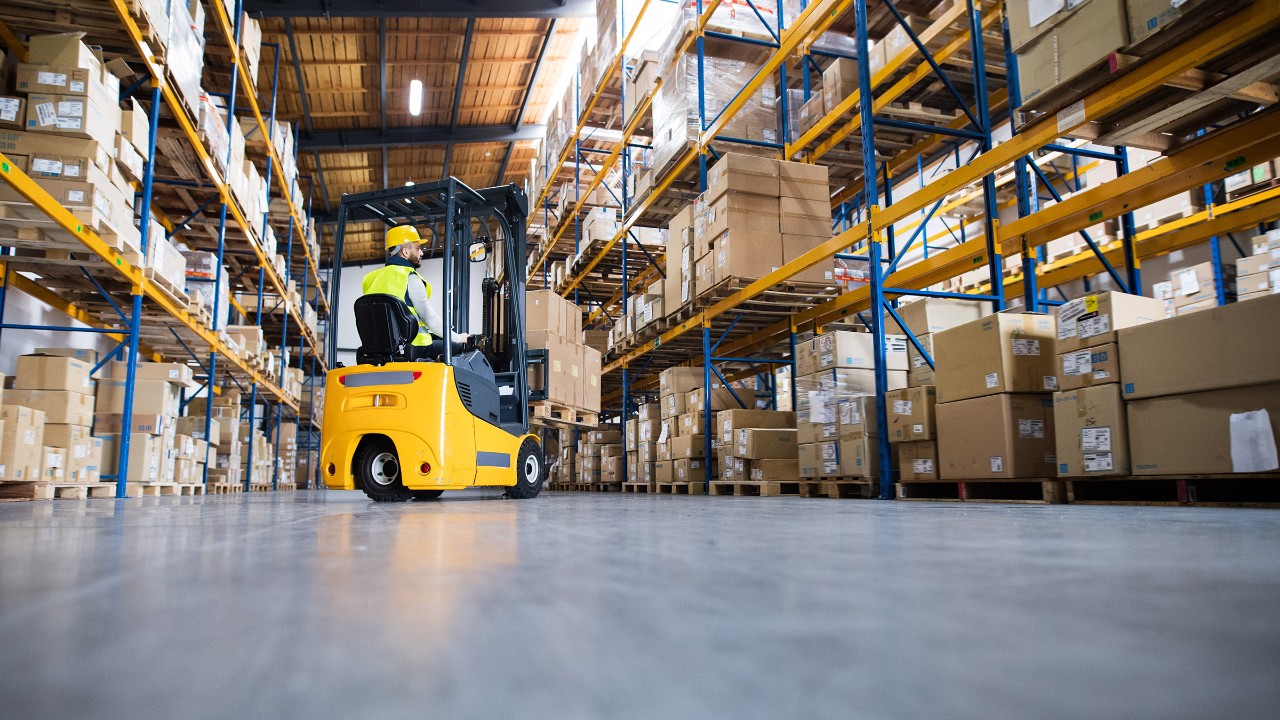 Lagerarbeiter mit Gabelstapler in einem Logistikunternehmen