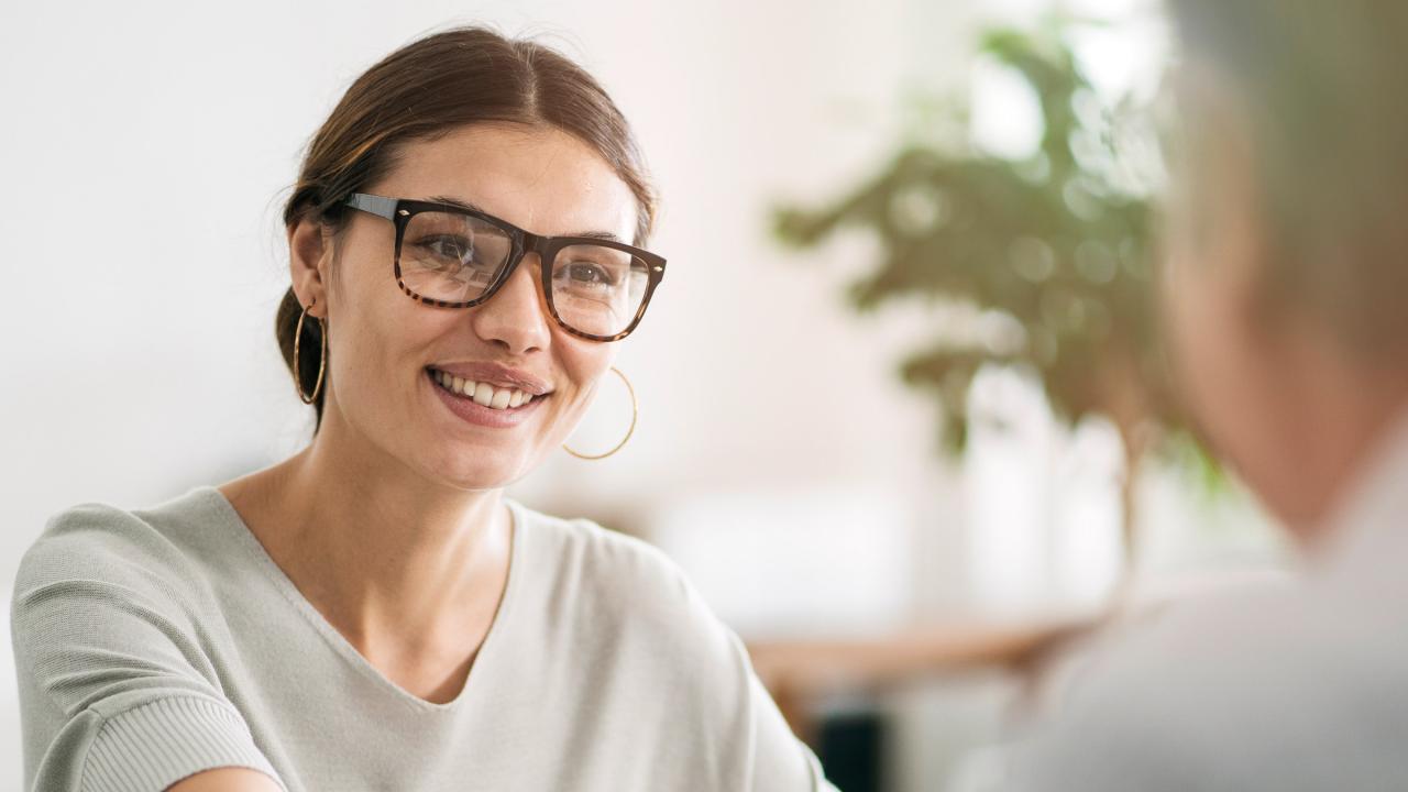 Junge Frau im Bewerbungsgespräch.