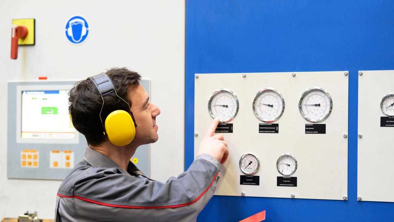 Industriearbeiter inspziert die Funktion einer Anlage