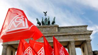 IG Metall Fahnen vor dem Brandenburger Tor