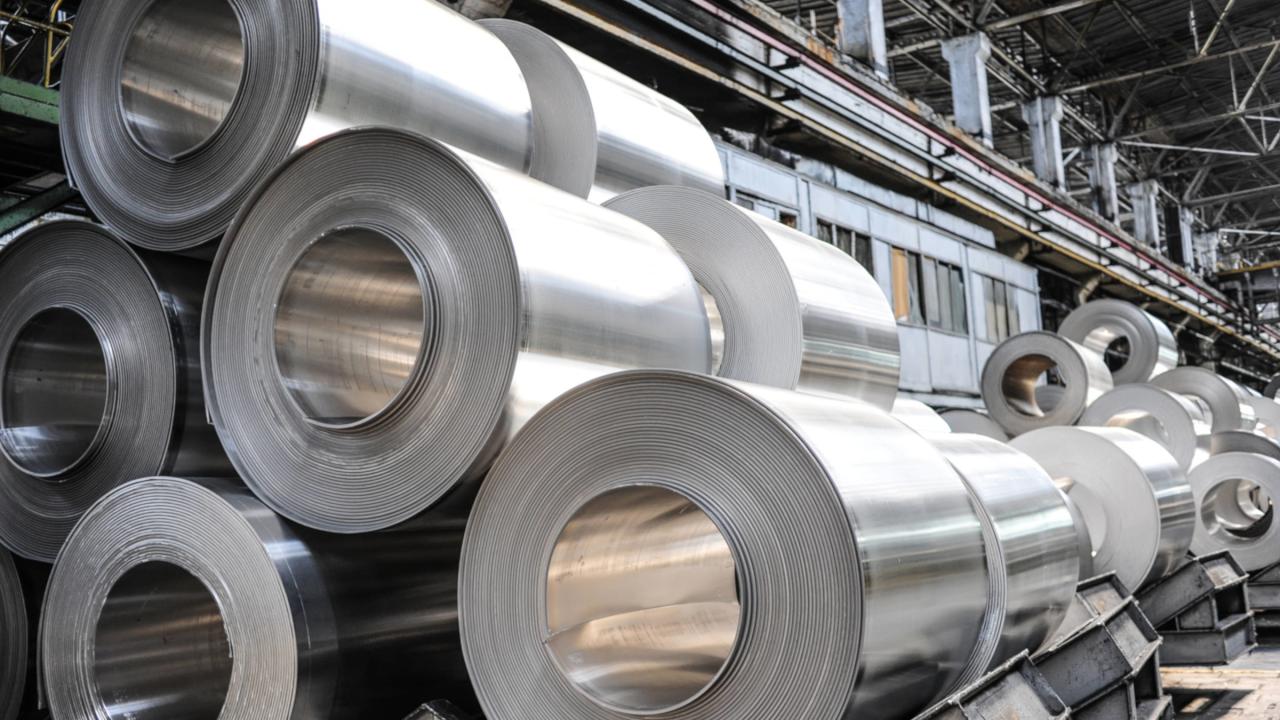 Rollen aus Aluminium in einer Halle