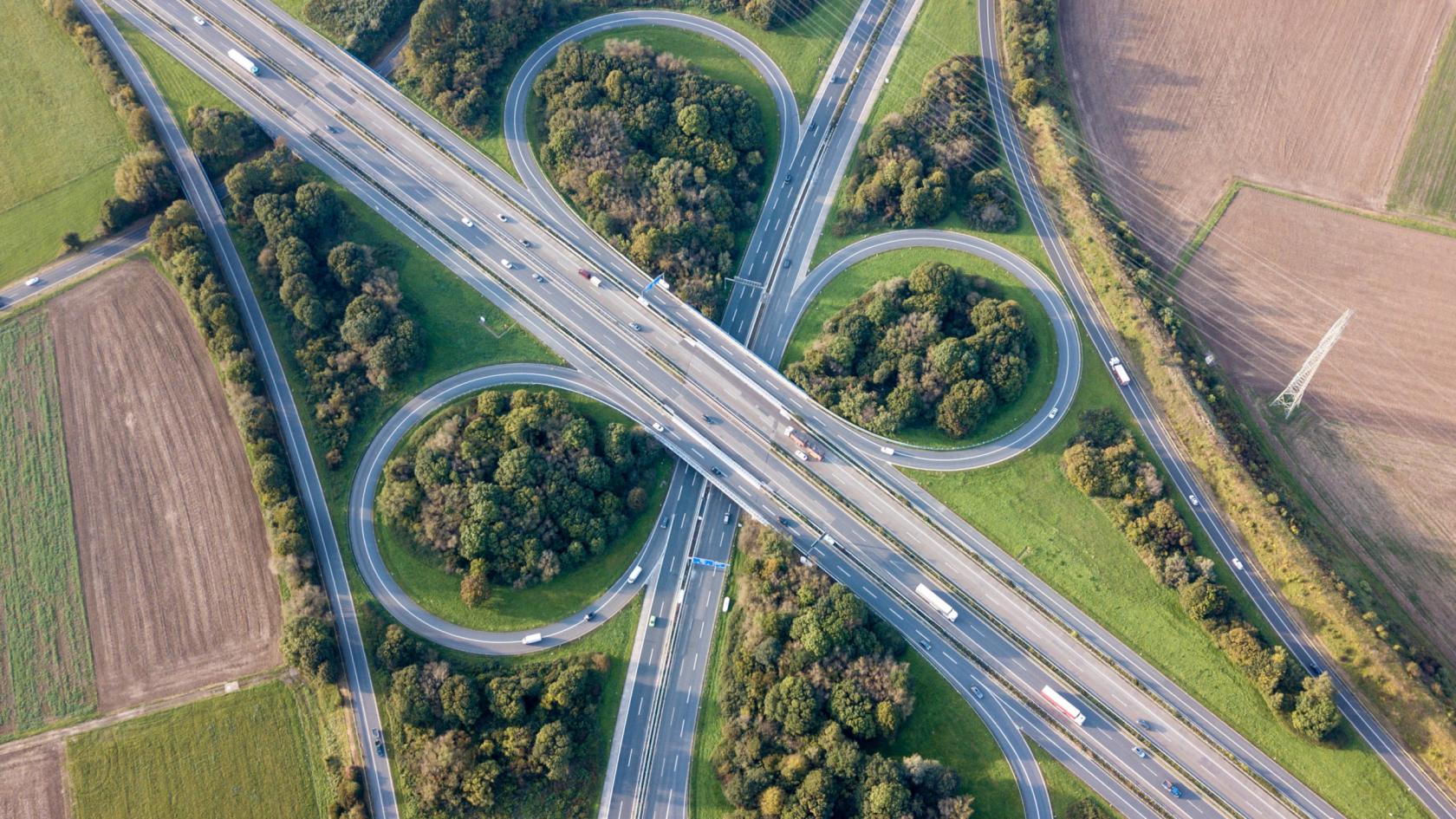 Luftaufnahme eines Autobahnkreuzes.