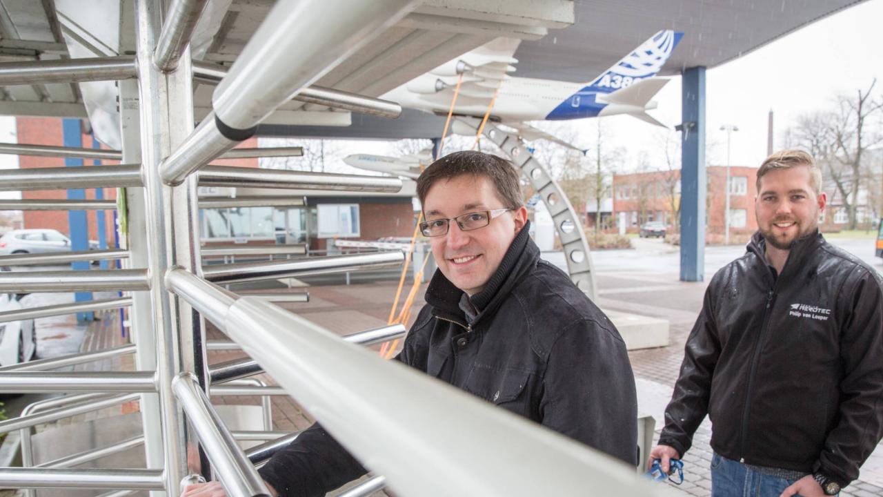 Thorben Müller (links) und Philip von Loeper sind nicht länger Leiharbieter, sondern fest übernommen in ihrem Betrieb, Premium Aerotec in Nordenham.